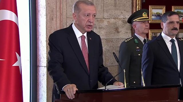 Cumhurbaşkanı Erdoğan, YAŞ Toplantısı Öncesi Anıtkabir'i Ziyaret Etti